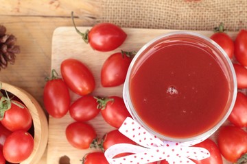 Tomato juice with fresh tomatoes.