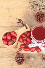 Obraz na płótnie Canvas Tomato juice with fresh tomatoes.