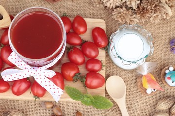 Tomato juice with fresh tomatoes.