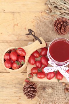 Tomato juice with fresh tomatoes.