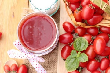 Tomato juice with fresh tomatoes.