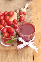 Tomato juice with fresh tomatoes.