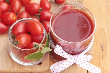 Tomato juice with fresh tomatoes.