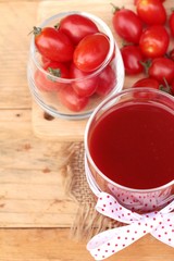 Tomato juice with fresh tomatoes.