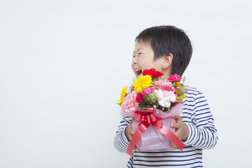 カーネーションの花束を持つ男の子