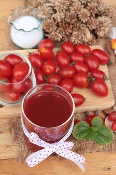 Tomato juice with fresh tomatoes.