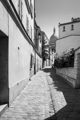Obraz premium Montmartre in summer in black and white, Rue Saint Rustique, Par