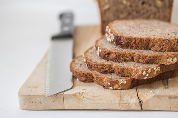 Brotscheiben auf Holzbrett, Dinkelbrot, nah