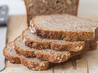 Brotscheiben auf Holzbrett, Dinkelbrot, nah