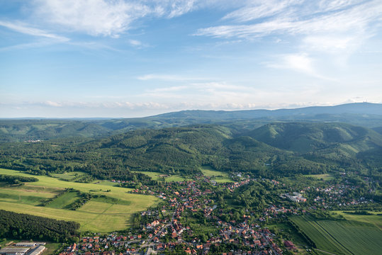 Darlingerode am Harz mit Brocken im Hintergrund - Luftbild