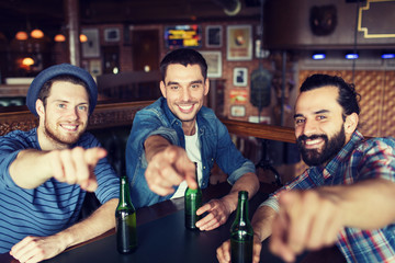 Fototapeta na wymiar happy male friends drinking beer at bar or pub