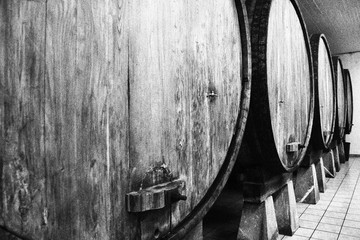 Barricas en una sidrería