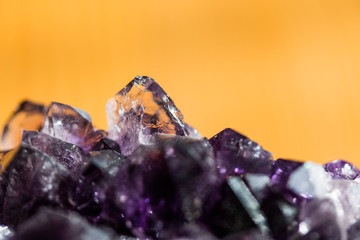 Amethyst Gestein nah, freigestellt