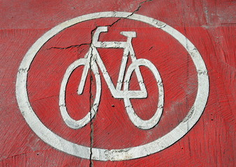 Fahrradpiktogramm auf rotem Radweg