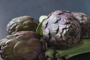 Obraz premium raw atrichokes on table