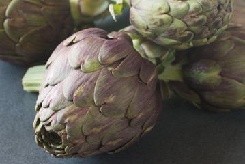Obraz premium raw atrichokes on table