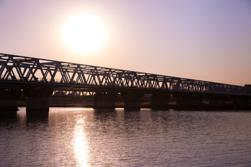 夕暮れ時の鉄橋と電車