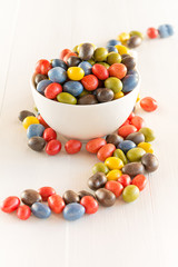 Bunte Schokoladen Dragées befinden sich in einer weißen Schale