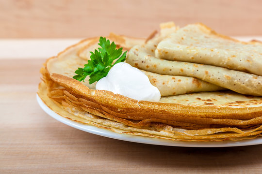 Pancakes with sour cream in a bow.