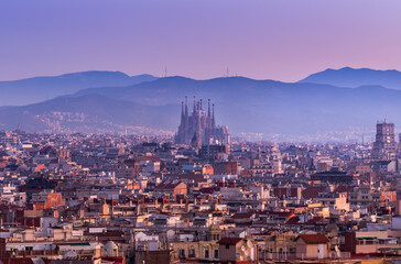 Fototapeta premium Sagrada Familia w Barcelonie o wschodzie słońca