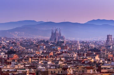 Fototapeten Sagrada Familia in Barcelona bei Sonnenaufgang © basiczto