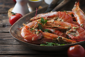 Cooked prawns with oil and parsley