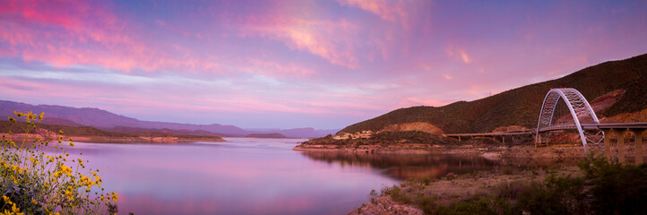 Fototapeta premium Roosevelt lake bridge and dam