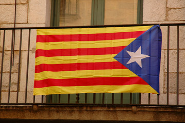 Ind&eacute;pendance de la Catalogne : drapeau catalan fix&eacute; &agrave; un balcon de G&eacute;rone, Espagne