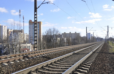Железная дорога уходит вдаль.The railroad goes into the distance.