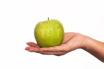 зеленое яблоко в руке
