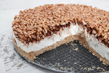Creamy cheesecake with chocolate and rice