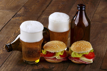 Birra chiara e panino