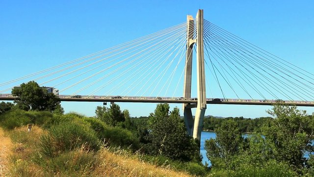 Trafic routier sur le pont de Tarascon