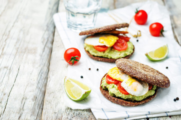 Fototapeta na wymiar smashed avocado, tomatoes, egg sandwich