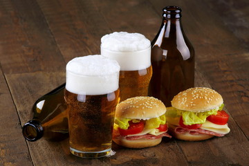 Birra chiara e panino