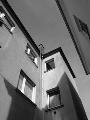 Graue monotone Fassade eines Mietshaus im Sonnenschein im Arbeiterviertel im Stadtteil Schildesche...
