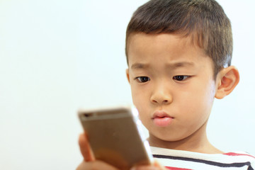 スマートフォンを使う幼児(6歳児)
