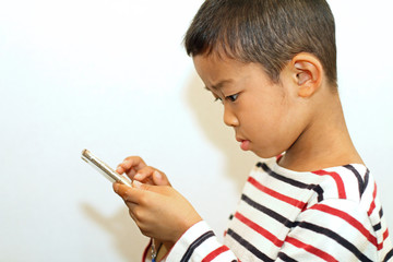 スマートフォンを使う幼児(6歳児)