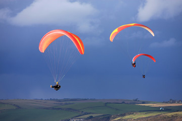 Paragliders above Whitsand Bay - obrazy, fototapety, plakaty