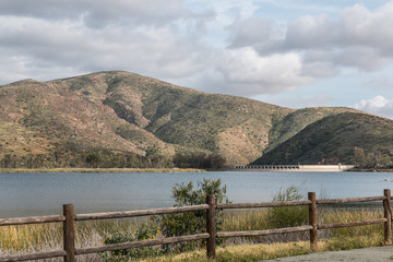 Naklejka premium Mountain range, with reservoir, lake and fence line at Otay Lakes County Park in Chula Vista, California. 