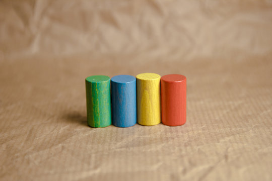 Farbige Spielfiguren auf braunem Packpapier