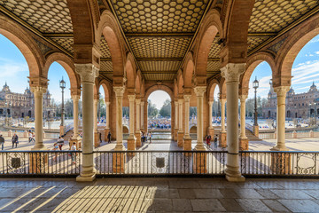 Obraz premium Kolumny i łuki Plaza de España w Sewilli