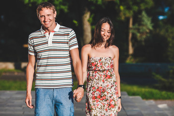 Obraz premium The guy goes with his girlfriend holding hands