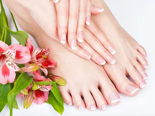 Fotobehang vrouwelijke voeten bij spa salon op pedicure en manicure procedure © Valua Vitaly