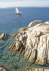 Barca a vela nel mare di Sardegna