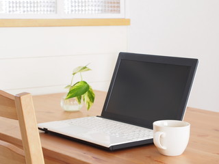 テーブルの上のコーヒーとノートパソコン