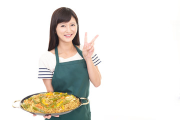 料理を楽しむ女性