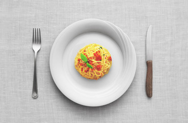 Piatto con spaghetti al pomodoro