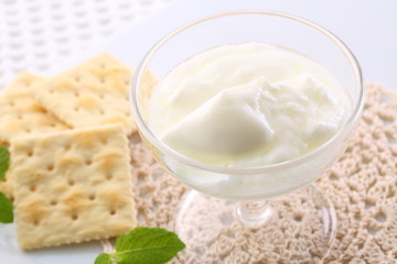 ヨーグルトとクラッカー
