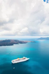 Zelfklevend Fotobehang Kust Cruiseschip op zee.